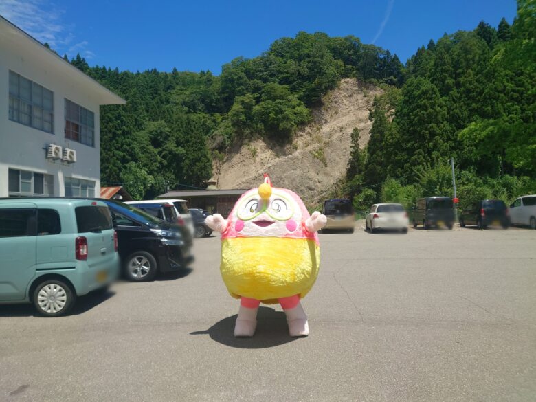 春蘭の里 交流宿泊所こぶしで開催された春蘭の里カラオケフェスタ終了後に外に出て手のひらを太陽に向けるプク丸ちゃん