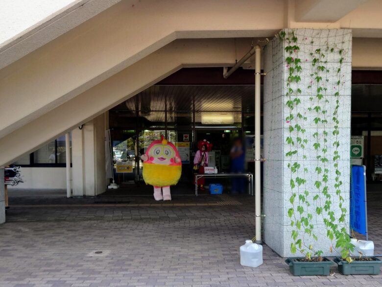 能登復興チャリティゲーム2025の受付開始時に現れたプク丸ちゃんとかにこ隊長