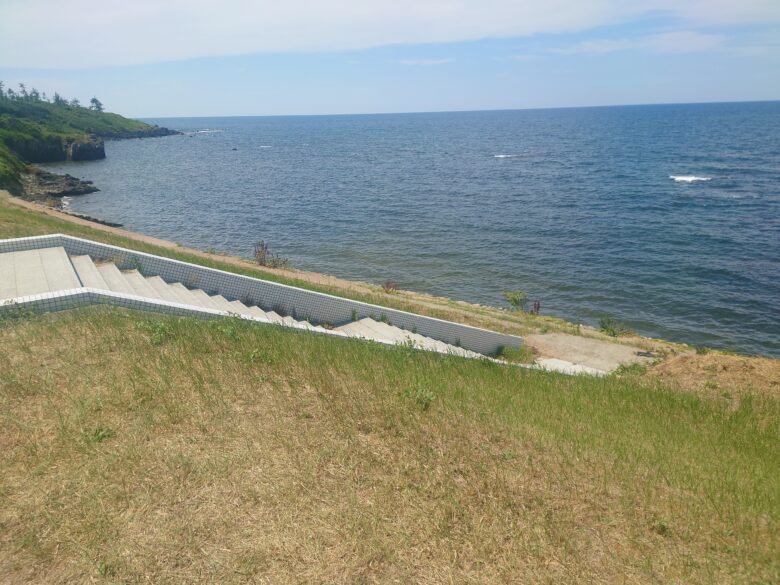 海の見える駐車場(二の浜海岸遊歩道)の階段