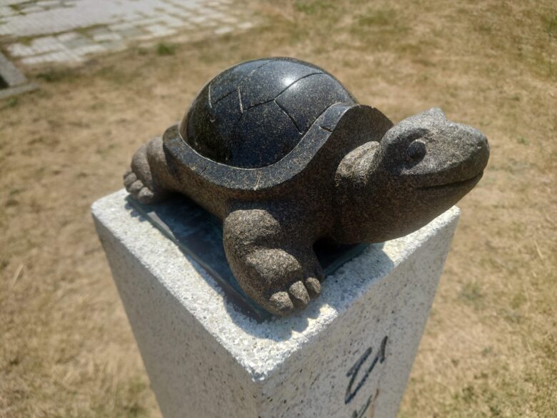 海の見える駐車場(二の浜海岸遊歩道)のひとやすみ亀