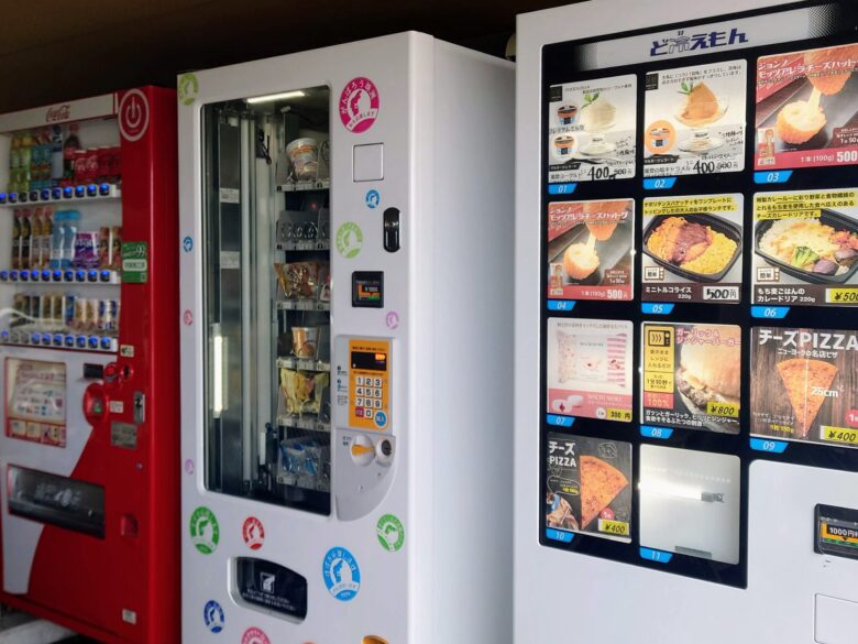 レストランのとのわの外のフード自販機とドリンク自販機