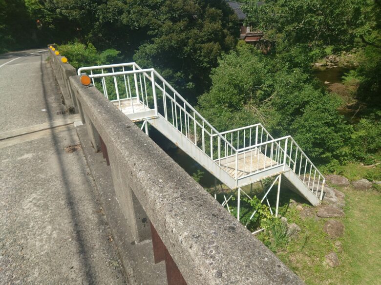 寄り道パーキング荒俣峡の近くの保名橋の途中にある階段