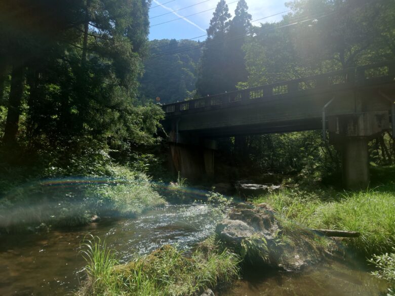 寄り道パーキング荒俣峡そばの橋から降りたところ