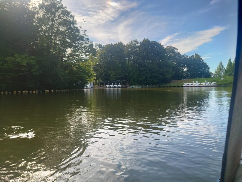 辰口丘陵公園ボート乗り場の池の風景