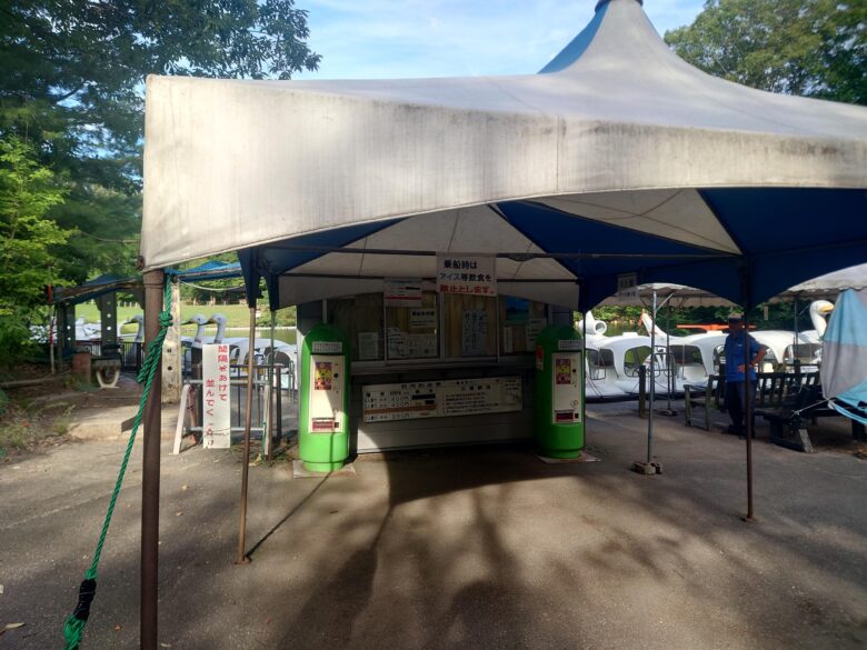 辰口丘陵公園ボート乗り場の受付とコイのエサ販売機