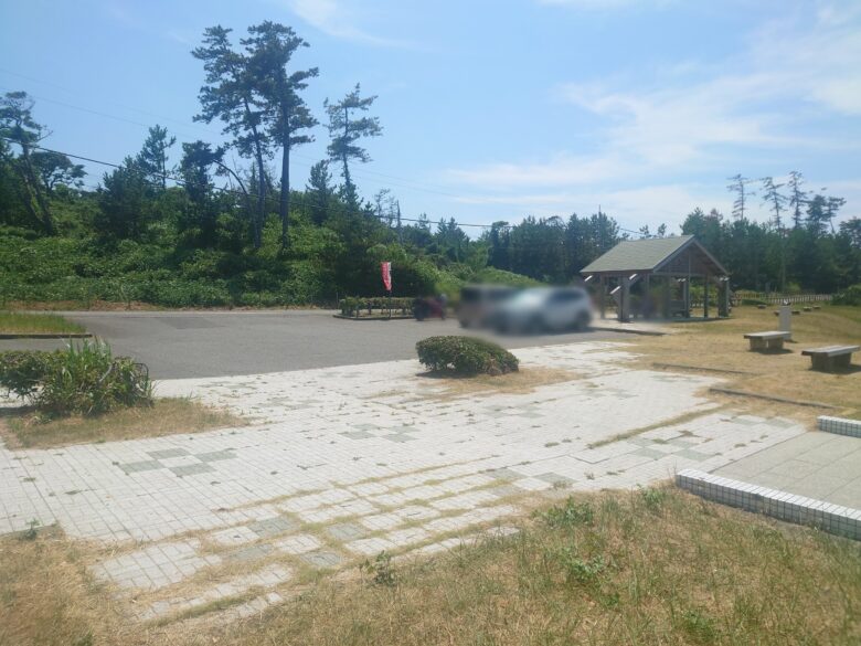 海の見える駐車場(二の浜海岸遊歩道)の東屋