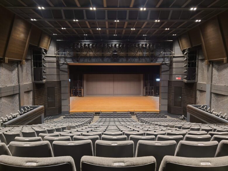 能登演劇堂のステージ後方の大扉が閉じている光景