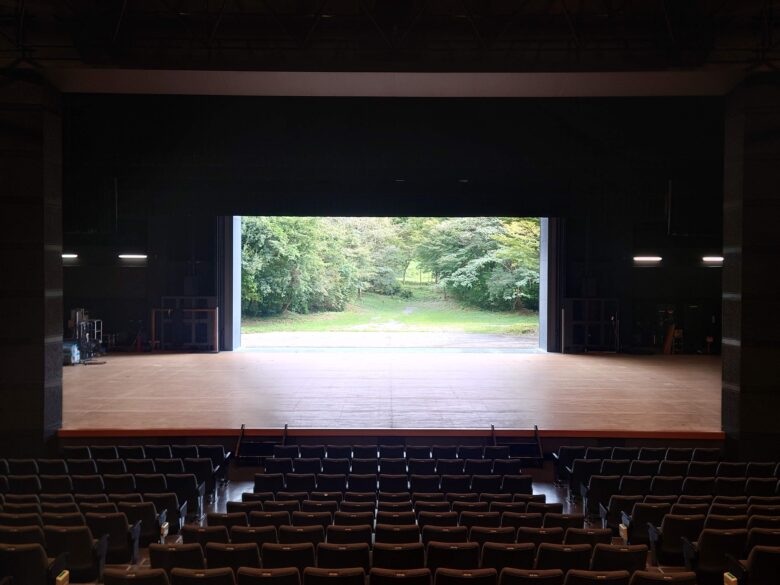 能登演劇堂のステージ後方の大扉が開いた光景