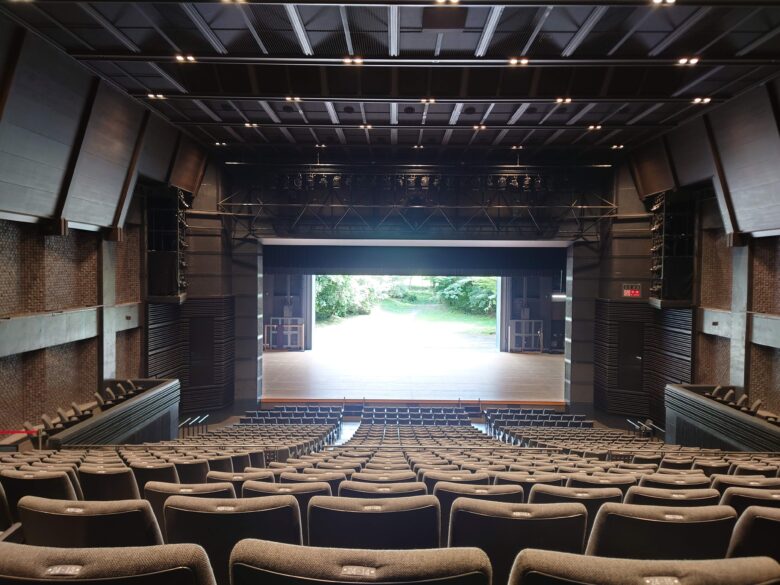 能登演劇堂のステージ後方の大扉が開いた光景