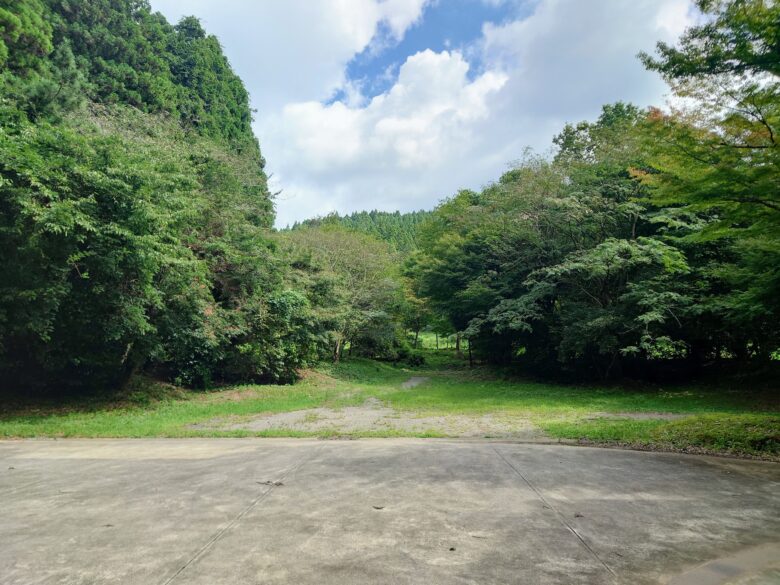 能登演劇堂の大扉の先にある自然ステージ
