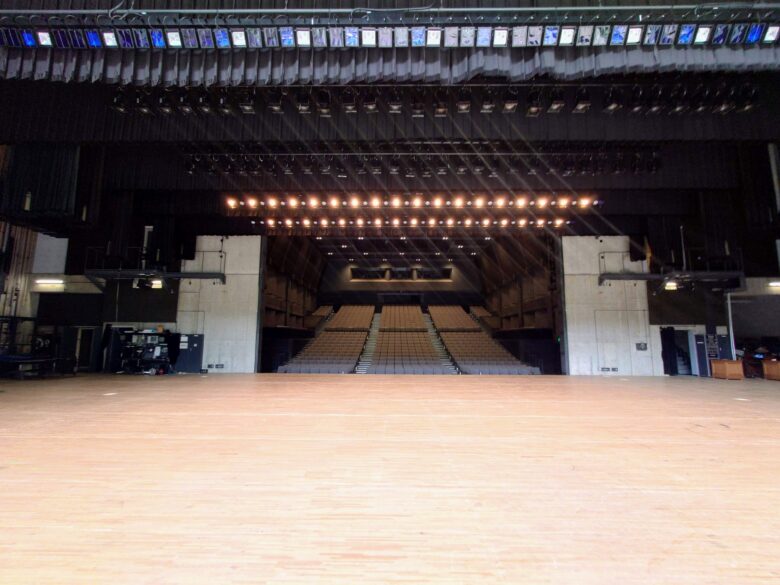 能登演劇堂の大扉付近から観客席を見た光景