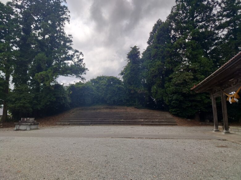 久麻加夫都阿良加志比古神社（熊甲神社）の広い階段のようなところ