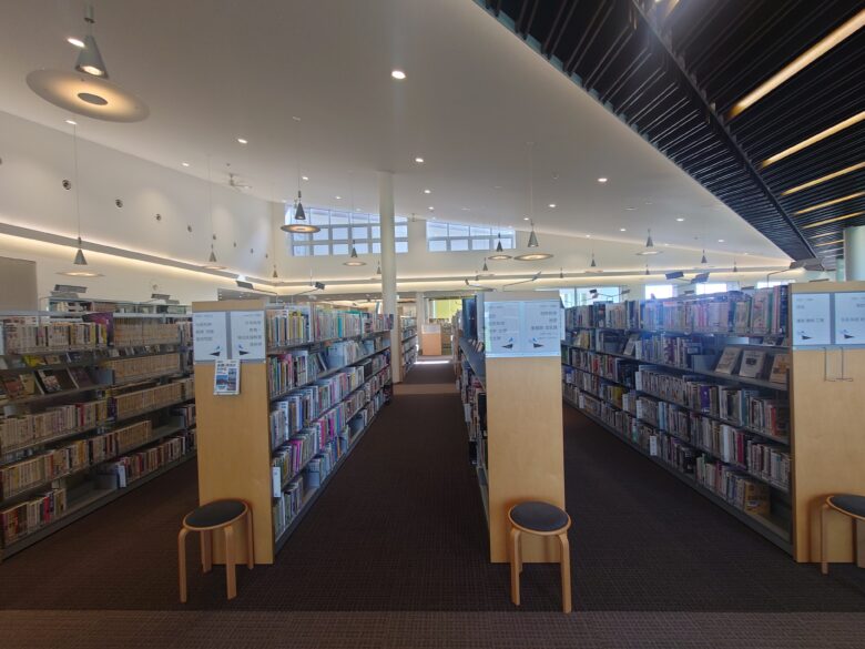 珠洲市民図書館の図書コーナー
