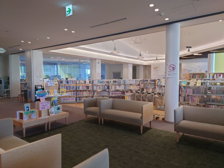 珠洲市民図書館の児童図書コーナー