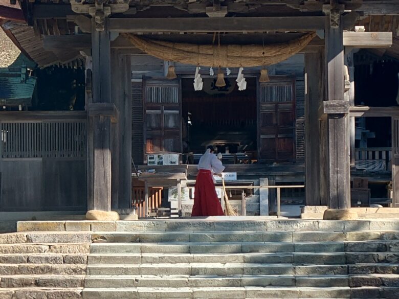 気多大社の巫女さんによるお掃除