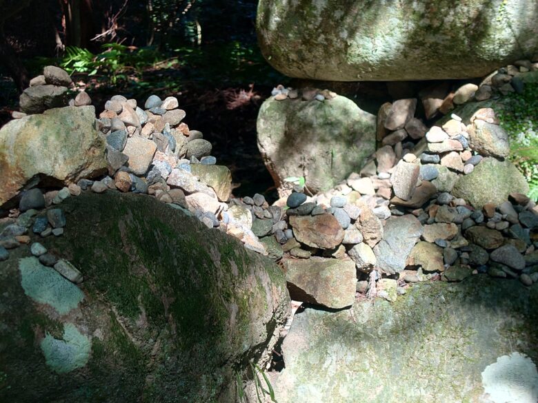 気多大社の大玉神社の積まれた小石