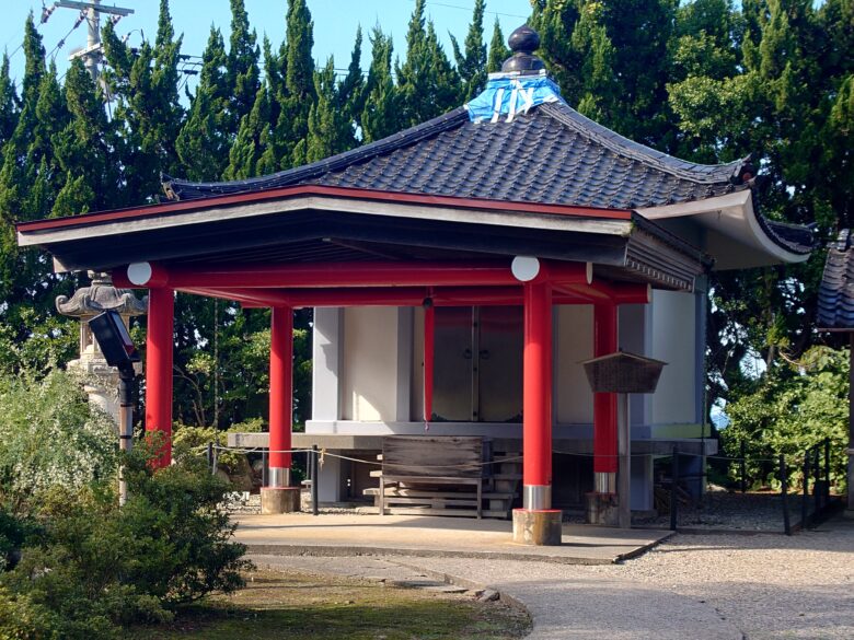 正覺院の朱色の建物