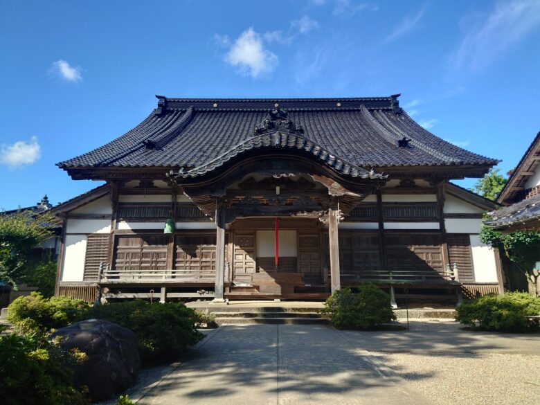 正覺院の建物の正面