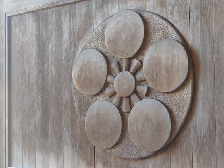 正覺院の木材でできたマーク