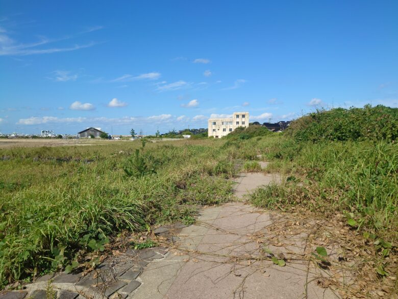 滝港海岸広場 駐車場の散歩道