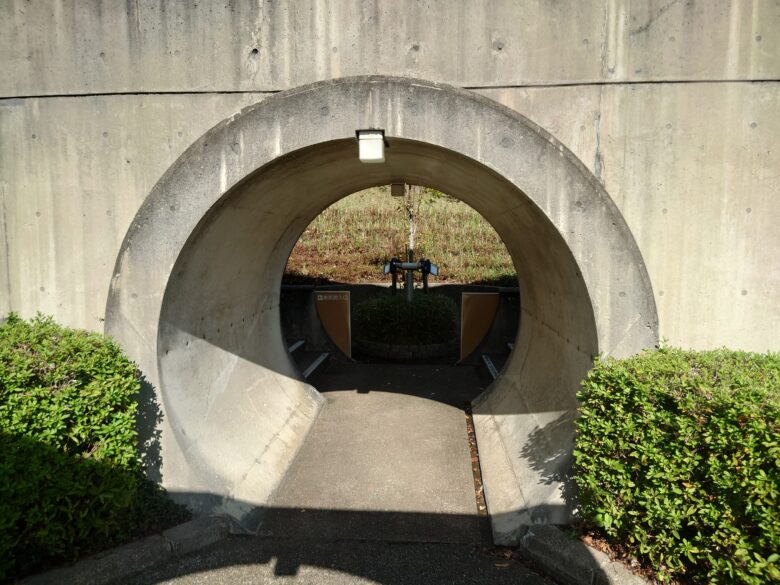 石川県七尾美術館の駐車場からの入口のトンネル