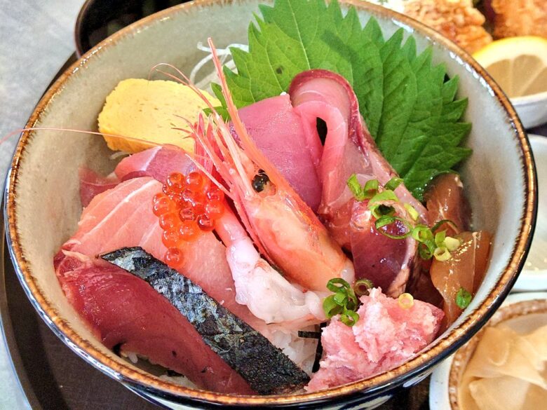 晴レルやのランチメニューの海鮮丼定食の海鮮丼