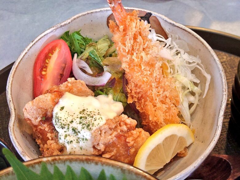 晴レルやのランチメニューの海鮮丼定食のエビフライとタルタルチキン