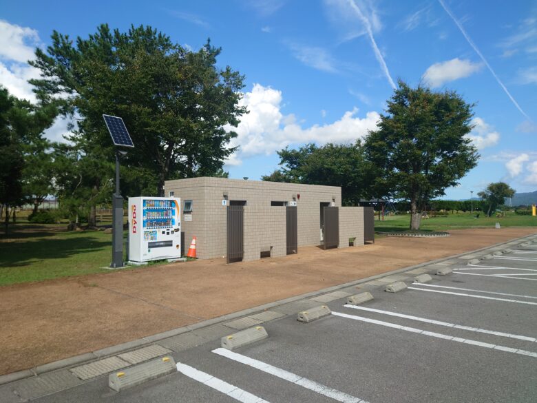 羽咋運動公園の自動販売機とトイレ