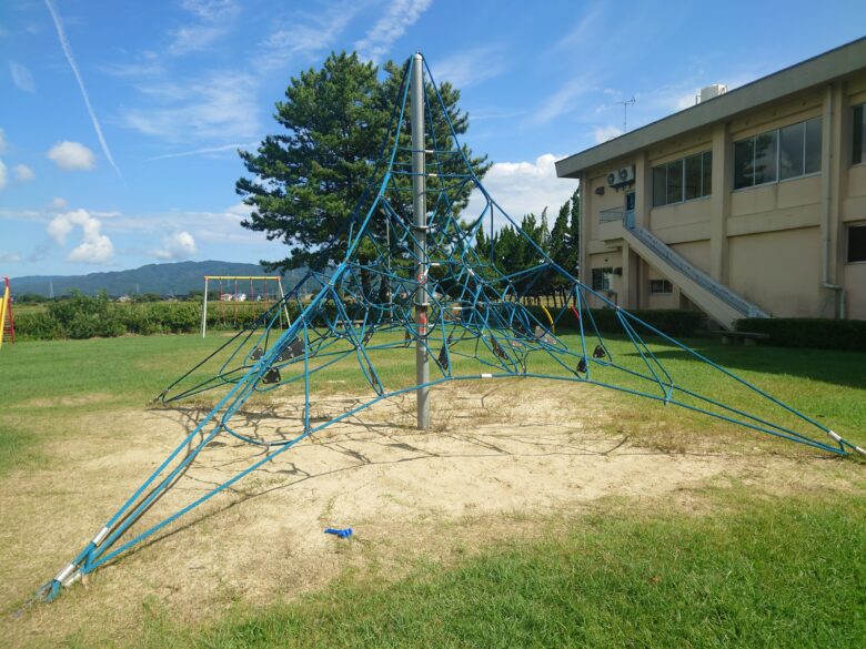 羽咋運動公園のロープでできたジャングルジム