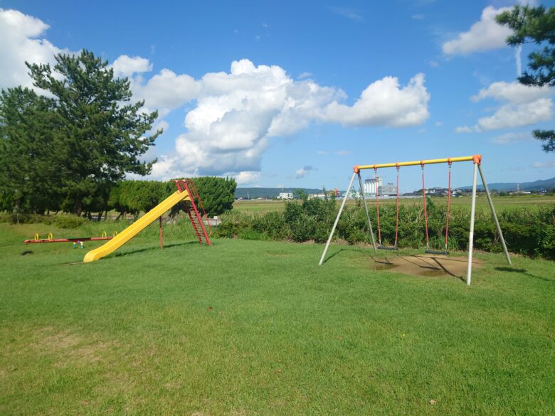 羽咋運動公園の昔ながらのブランコとすべり台