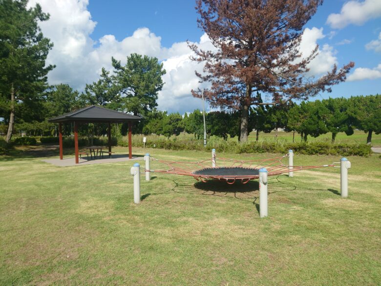 羽咋運動公園のトランポリンと東屋