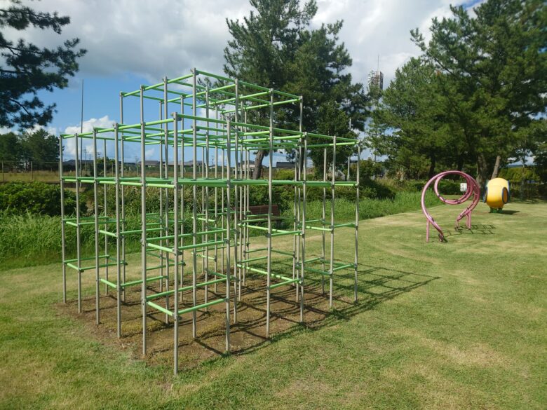 羽咋運動公園の昔ながらのジャングルジム