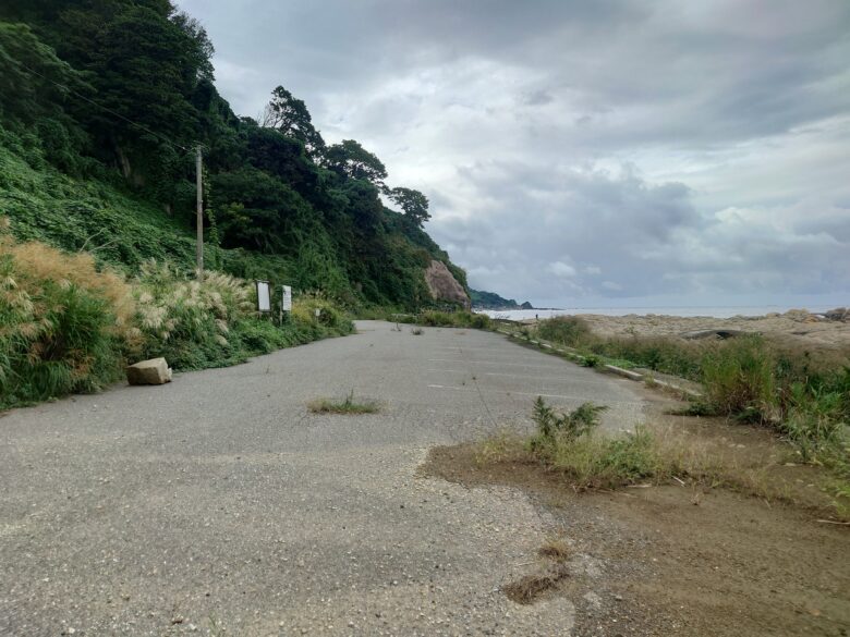 令和6年能登半島地震後の鴨ヶ浦の駐車場