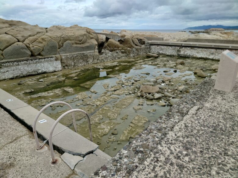 令和6年能登半島地震後の鴨ヶ浦の塩水プール