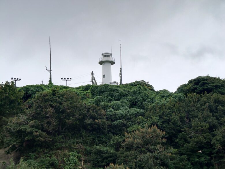 令和6年能登半島地震後の鴨ヶ浦から見た竜ヶ埼灯台