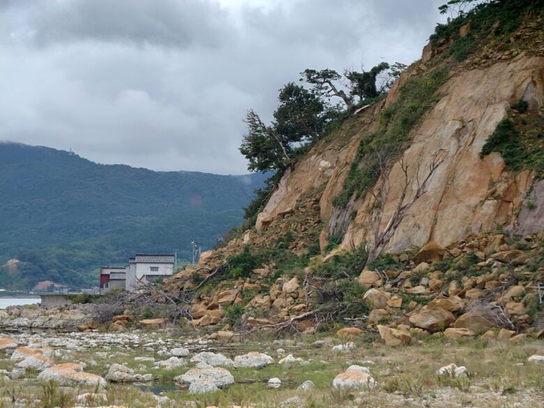 令和6年能登半島地震後の鴨ヶ浦から見た輪島港方面