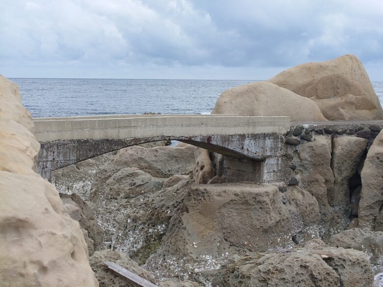 令和6年能登半島地震後の鴨ヶ浦の散歩道の小橋