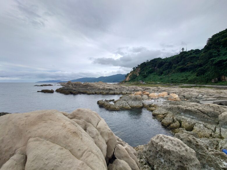 令和6年能登半島地震後の鴨ヶ浦の散歩道からの海辺の眺め