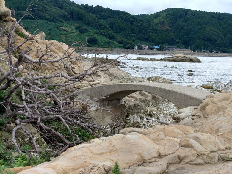 令和6年能登半島地震後の鴨ヶ浦の小橋