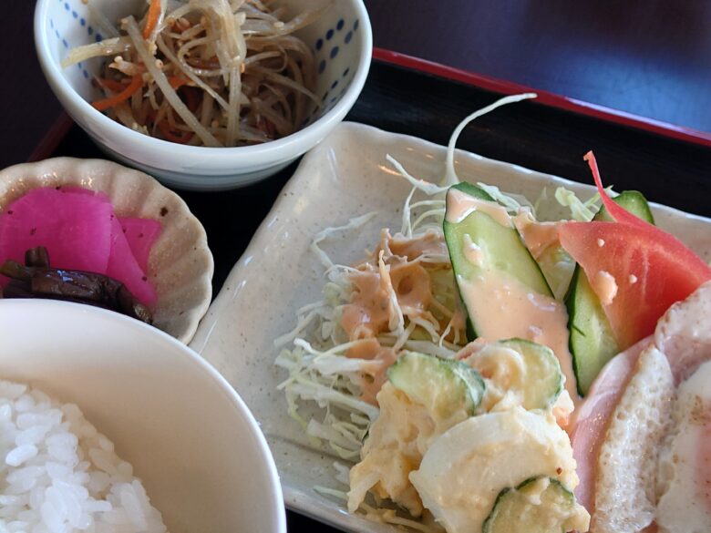 レストランのとのわの朝食のサラダと小鉢