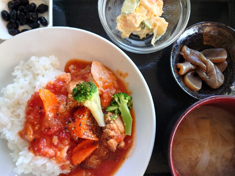 レストランのとのわの鶏としめじのトマト煮