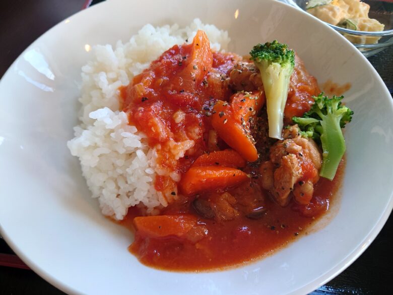 レストランのとのわの鶏としめじのトマト煮