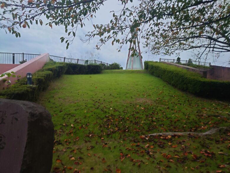 縄文真脇温泉の芝生が整備された屋上へ続く通路