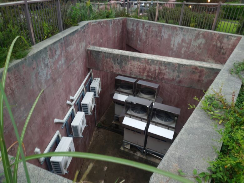 縄文真脇温泉の室外機