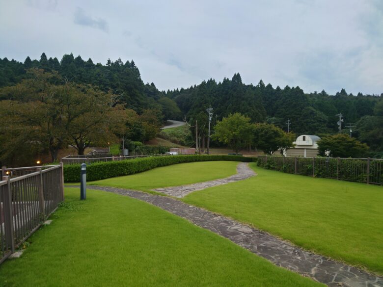縄文真脇温泉の屋上に広がる芝生