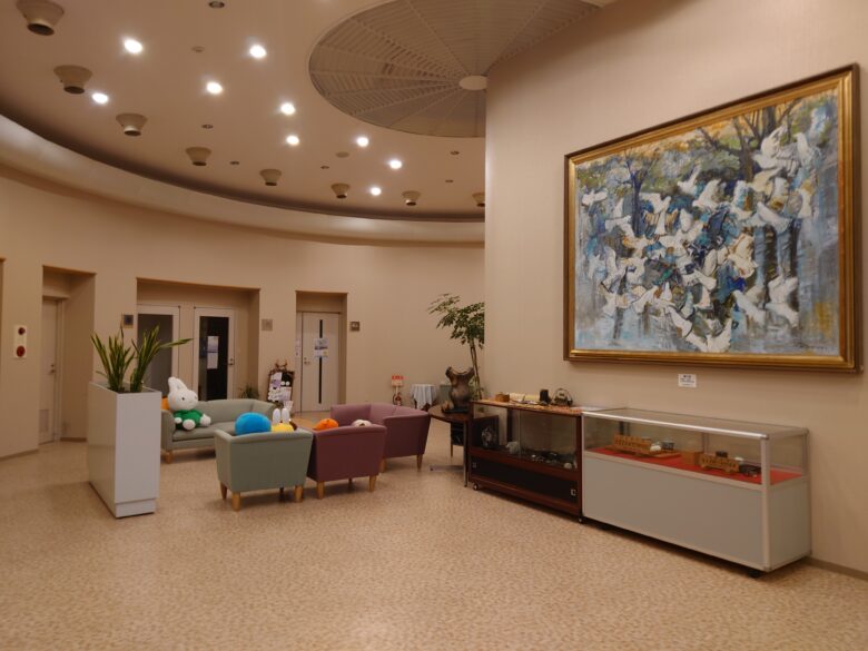 縄文真脇温泉のぬいぐるみの談話シーンと大きな絵画