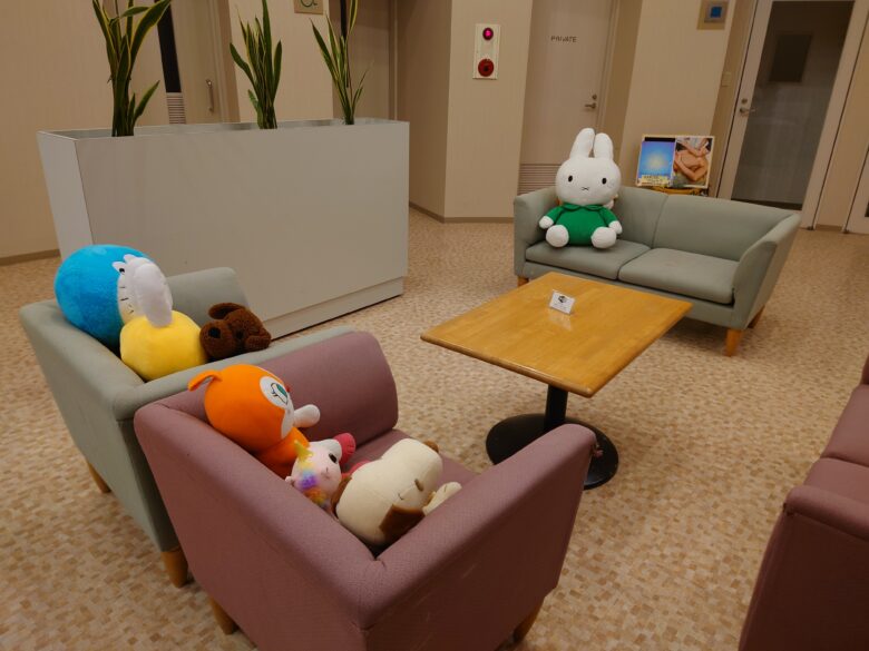 縄文真脇温泉のソファーをかわいいぬいぐるみ