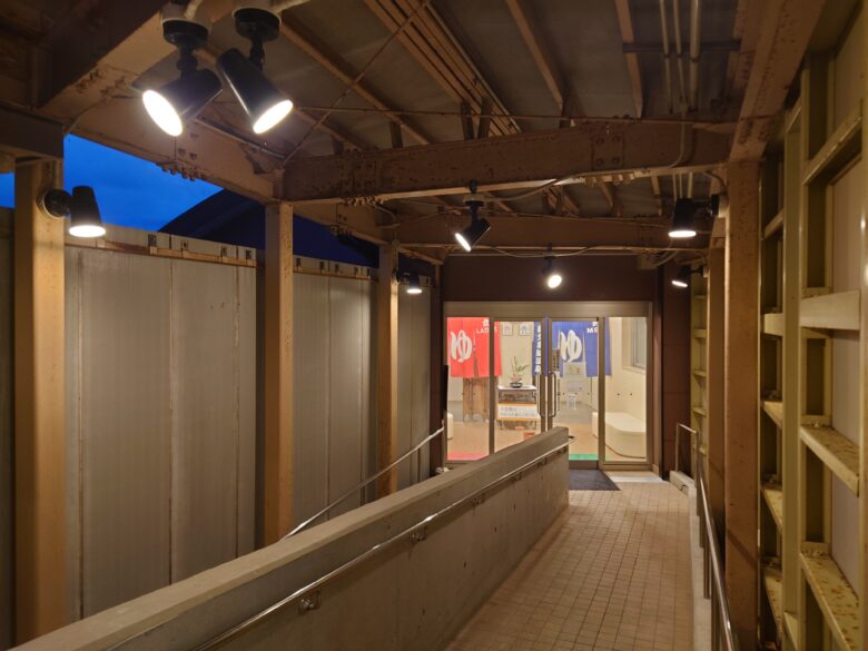 縄文真脇温泉の浴場に続く屋根付き屋外通路