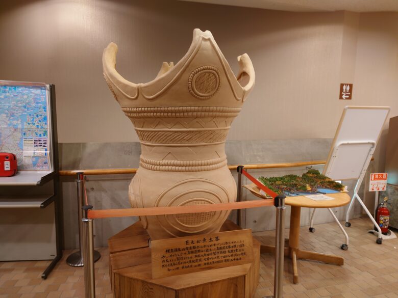 縄文真脇温泉に飾られている「巨大お魚土器」