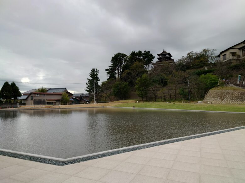丸岡城観光情報センター前の水辺